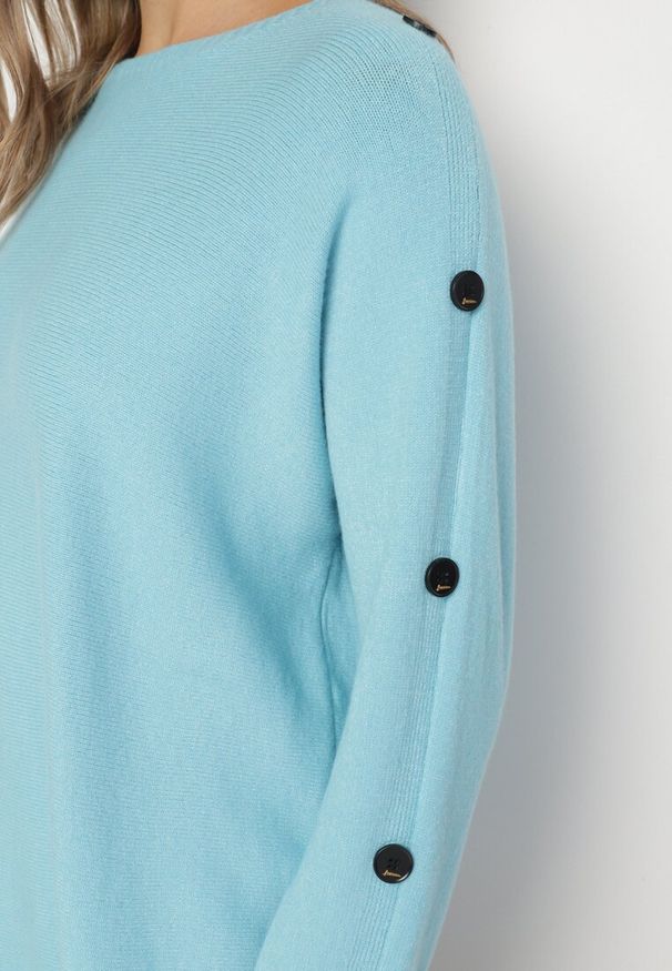 Born2be - Jasnoniebieski Sweter z Dodatkiem Bawełny i Wiskozy z Guzikami na Rękawach Ciasine. Okazja: na co dzień. Kolekcja: plus size. Kolor: niebieski. Materiał: bawełna, wiskoza. Długość rękawa: długi rękaw. Długość: długie. Styl: casual