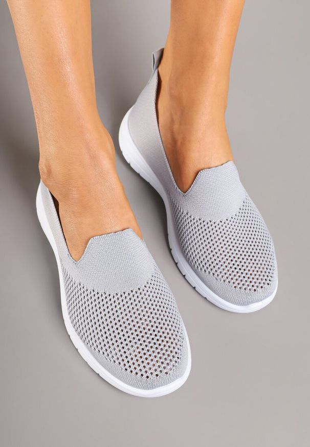 Renee - Szare Wsuwane Tenisówki z Ozdobną Perforacją Siltia. Okazja: na co dzień. Zapięcie: bez zapięcia. Kolor: szary. Materiał: jeans. Styl: elegancki, casual