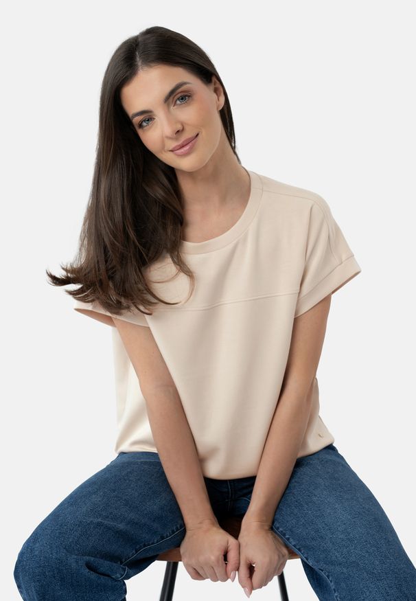 Volcano - TM-FINA. Okazja: na co dzień. Kolor: beżowy. Materiał: poliester, elastan, skóra, materiał. Długość rękawa: krótki rękaw. Długość: krótkie. Wzór: gładki. Styl: casual, klasyczny, sportowy