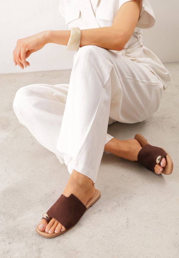 Born2be - Brązowe Klapki VICES na Płaskiej Podeszwie z Paskiem na Palec i Aplikacją Oriphite. Okazja: na co dzień. Kolor: brązowy. Materiał: jeans, len. Wzór: aplikacja. Obcas: na płaskiej podeszwie. Styl: elegancki, wakacyjny, casual