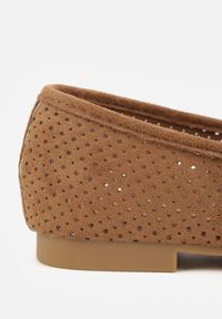 Born2be - Jasnobrązowe Mokasyny z Imitacji Zamszu z Ozdobną Perforacją i Frędzlami Yenone. Okazja: na co dzień, na spotkanie biznesowe, do pracy. Kolor: brązowy. Materiał: zamsz. Styl: casual, biznesowy, klasyczny #8