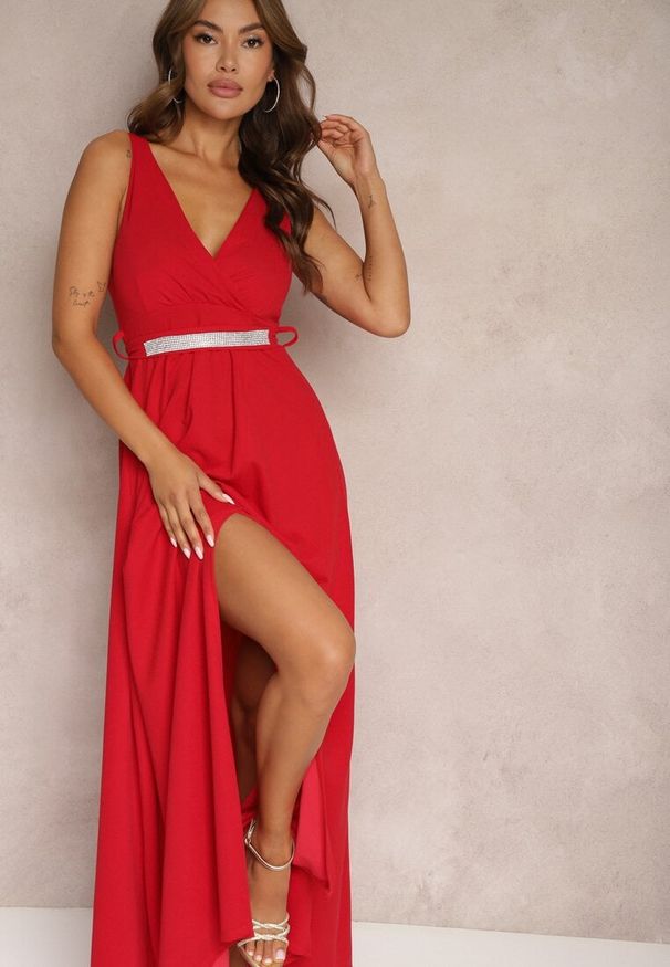 Renee - Bordowa Rozkloszowana Sukienka z Wycięciem i Paskiem w Cyrkonie Elineta. Kolor: czerwony. Materiał: materiał. Styl: elegancki