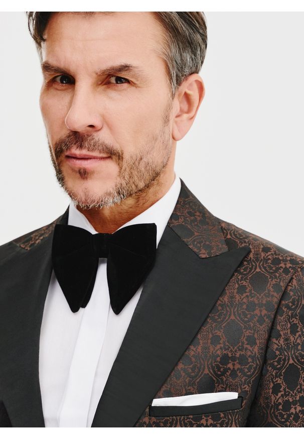 Pako Lorente - PAKO LORENTE – Brązowa żakardowa marynarka smokingowa. Okazja: na sylwestra, na studniówkę, na ślub cywilny, na wesele. Kolor: brązowy, czarny. Materiał: żakard