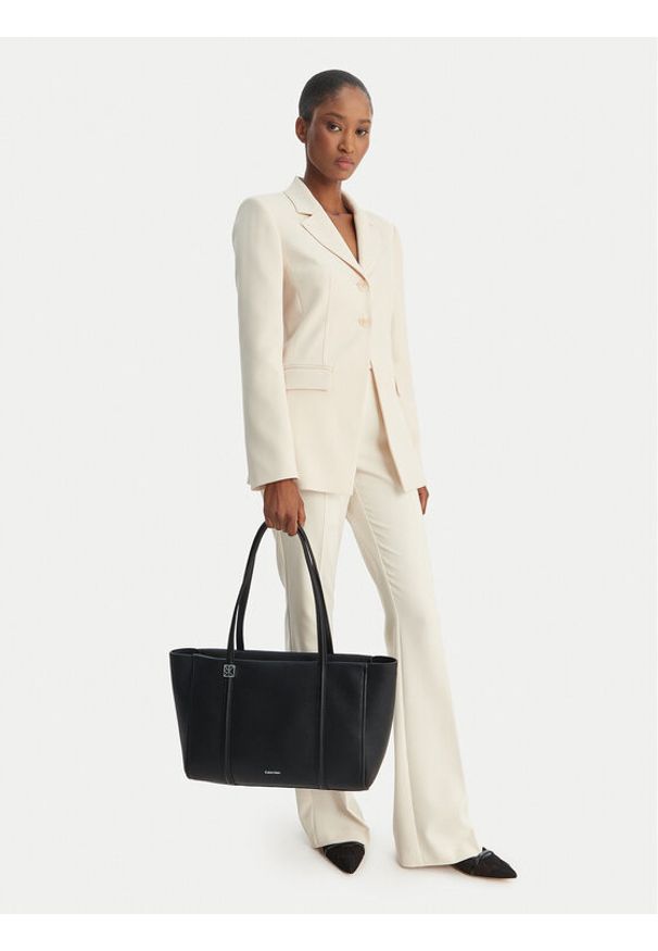 Calvin Klein Torebka Emblem Hw Pebble Tote LV04F3424G Czarny. Kolor: czarny. Materiał: skórzane
