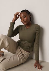 Born2be - Ciemnobeżowa Gładka Bluzka z Długim Rękawem z Bawełną Moaneta. Okazja: na co dzień. Kolor: beżowy. Materiał: bawełna. Długość rękawa: długi rękaw. Długość: długie. Wzór: gładki. Styl: casual, elegancki, klasyczny #6