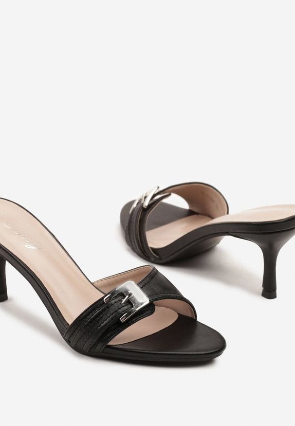 Renee - Czarne Klapki na Obcasie z Paseczkiem Ozdobionym Klamrą Julisae. Okazja: na co dzień. Kolor: czarny. Wzór: aplikacja. Obcas: na obcasie. Styl: elegancki, casual. Wysokość obcasa: średni