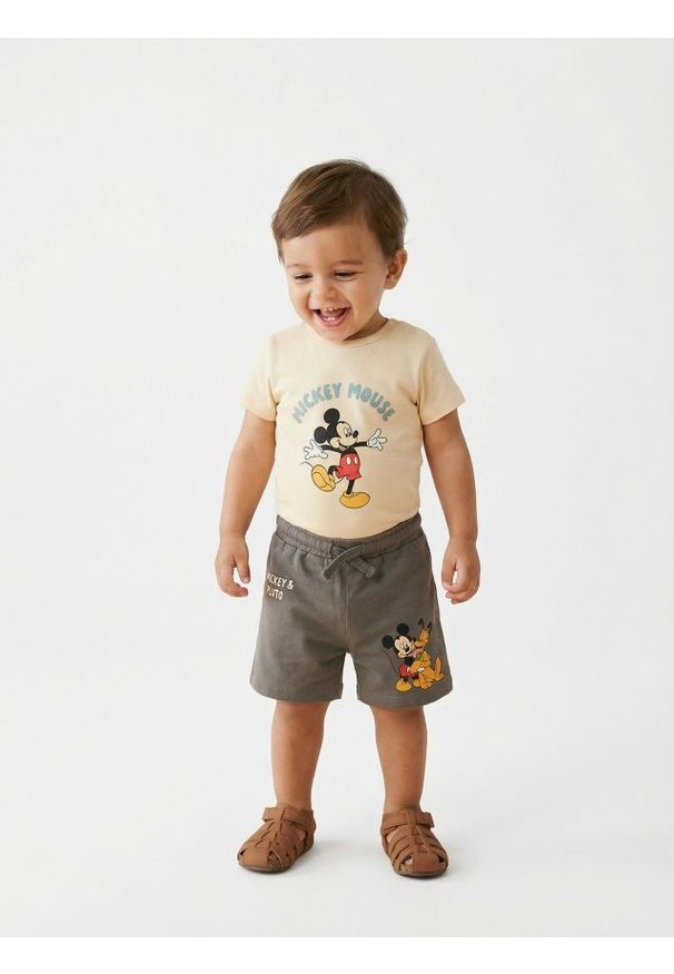 Sinsay - Bawełniane szorty z nadrukiem Mickey Mouse - szary. Kolor: szary. Materiał: bawełna. Wzór: nadruk, motyw z bajki