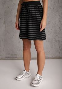 Renee - Czarne Casualowe Szorty High Waist w Prążki z Bawełnianej Tkaniny Lennliss. Okazja: na co dzień. Stan: podwyższony. Kolor: czarny. Materiał: bawełna, tkanina. Wzór: prążki. Sezon: lato. Styl: casual #2