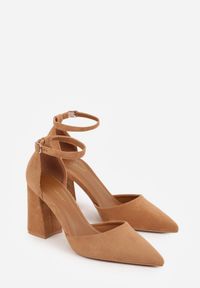 Renee - Jasnobrązowe Czółenka z Imitacji Zamszu na Słupkowym Obcasie ze Szpiczastym Noskiem Hadina. Okazja: na randkę. Nosek buta: szpiczasty. Zapięcie: pasek. Kolor: brązowy. Materiał: zamsz. Obcas: na obcasie. Wysokość obcasa: średni #6
