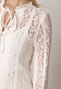 Born2be - Beżowa Koronkowa Sukienka o Taliowanym Kroju z Wiązaniem przy Dekolcie Nevellirae. Kolor: beżowy. Materiał: koronka. Wzór: koronka. Styl: klasyczny, wizytowy #5