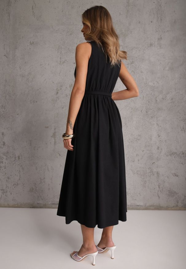 Renee - Czarna Rozkloszowana Sukienka z Bawełną i Wiskozą Ozdobiona Paskiem Amalis. Kolor: czarny. Materiał: wiskoza, bawełna. Wzór: aplikacja. Typ sukienki: rozkloszowane. Styl: elegancki