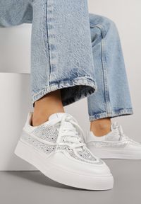 Renee - Białe Sneakersy na Platformie Ozdobione Cyrkoniami Kyllyss. Okazja: na randkę, na spacer. Kolor: biały. Materiał: jeans. Wzór: aplikacja. Obcas: na platformie. Sport: turystyka piesza #1