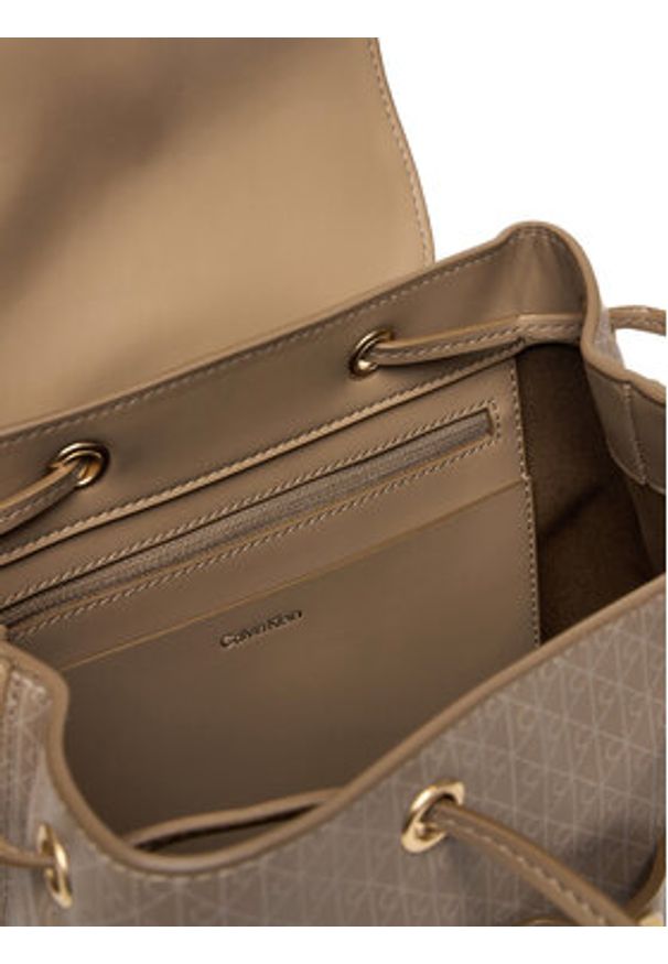 Calvin Klein Plecak Emblem Aop Flap Backpack LV04F3271G Beżowy. Kolor: beżowy. Materiał: skóra