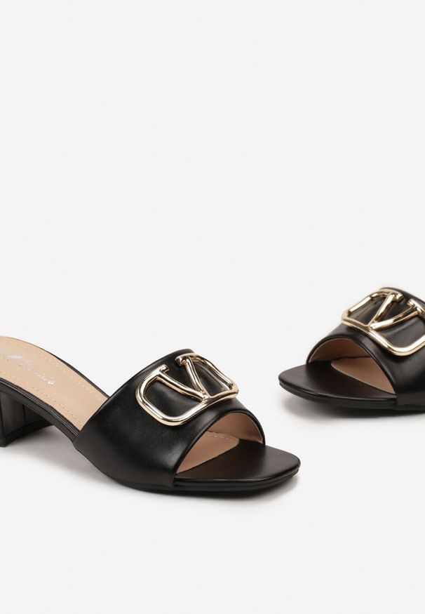 Renee - Czarne Klapki z Kwadratowym Noskiem na Obcasie z Metaliczną Aplikacją Olivima. Kolor: czarny. Materiał: jeans. Wzór: aplikacja. Obcas: na obcasie. Styl: elegancki. Wysokość obcasa: średni