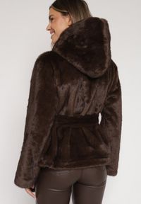 Born2be - Brązowa Kurtka Futerko z Kapturem i Wiązanym Paskiem Zetara. Okazja: na co dzień, na spacer. Typ kołnierza: kaptur. Kolor: brązowy. Materiał: futro. Styl: klasyczny, casual #5