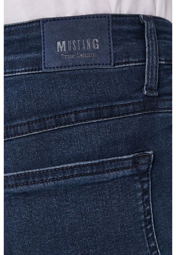 Mustang - Jeansy Sissy. Stan: podwyższony. Kolor: niebieski