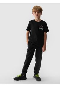 4f - T-shirt z nadrukiem chłopięcy. Kolor: czarny. Materiał: bawełna. Wzór: nadruk