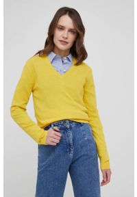 United Colors of Benetton sweter wełniany damski kolor żółty lekki. Okazja: na co dzień. Kolor: żółty. Materiał: wełna. Długość rękawa: długi rękaw. Długość: długie. Styl: casual