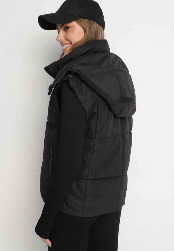 Born2be - Czarna Kamizelka Dwustronna z Kapturem i Pikowanymi Przeszyciami Dolothis. Okazja: na spacer, na co dzień. Typ kołnierza: kaptur. Kolor: czarny. Materiał: jeans. Wzór: gładki. Styl: casual, elegancki