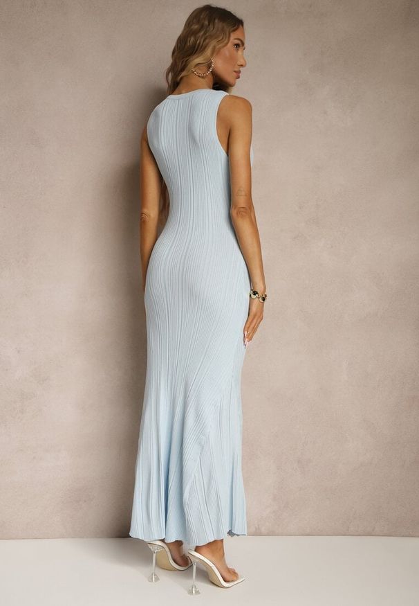 Renee - Niebieska Sweterkowa Sukienka z Wiskozy Ozdobiona Guzikami Lunioris. Okazja: na co dzień. Kolor: niebieski. Materiał: wiskoza. Wzór: aplikacja. Typ sukienki: proste. Styl: casual, elegancki