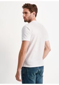 Ochnik - Biały basic T-shirt męski z logo marki OCHNIK. Kolor: biały. Materiał: bawełna