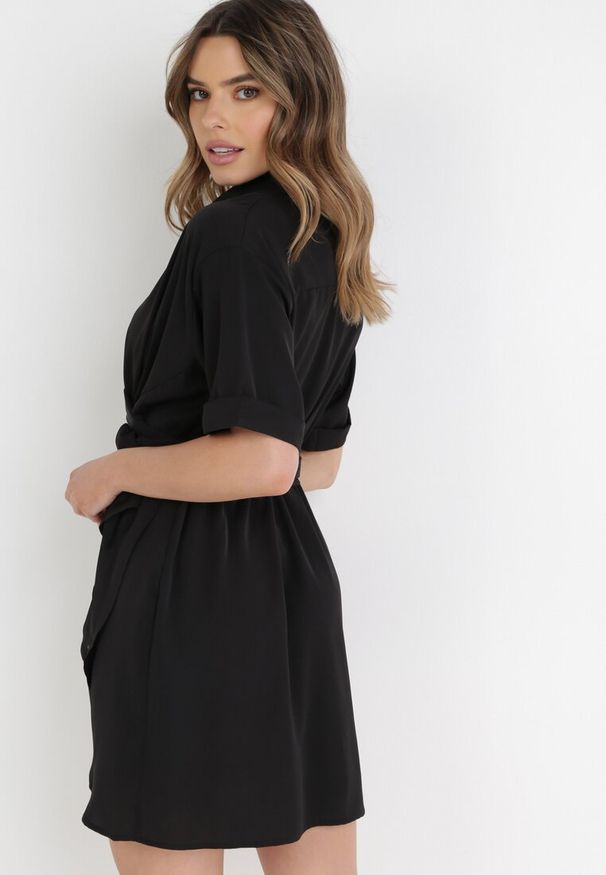 Born2be - Czarna Sukienka Menelous. Kolor: czarny. Typ sukienki: koszulowe, kopertowe. Styl: elegancki. Długość: mini