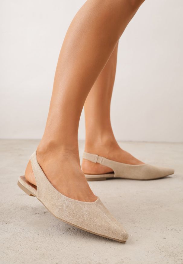 Renee - Jasnobeżowe Balerinki Typu Slingback Diarin. Nosek buta: otwarty. Kolor: beżowy. Materiał: zamsz, skóra. Sezon: lato. Obcas: na obcasie. Wysokość obcasa: niski