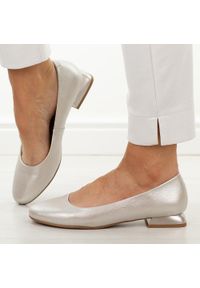 Srebrne skórzane czółenka damskie M.Daszyński Ol51-1. Okazja: na co dzień. Nosek buta: okrągły. Kolor: srebrny. Szerokość cholewki: normalna. Materiał: skóra. Sezon: wiosna, jesień, lato. Obcas: na obcasie. Styl: casual, elegancki, klasyczny, wizytowy. Wysokość obcasa: niski #1