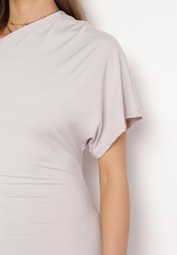 Born2be - Jasnoszara Asymetryczna Sukienka Midi o Dopasowanym Fasonie Tivalle. Kolor: szary. Typ sukienki: asymetryczne. Długość: midi