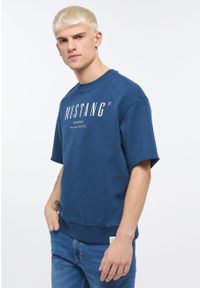 Mustang - MUSTANG BEN CREWNECK SSLEEVE MĘSKA BLUZA Z KRÓTKIM RĘKAWEM INSIGNIA BLUE 1013870 5230. Długość rękawa: krótki rękaw. Długość: krótkie