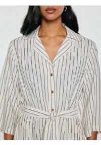 Big-Star - Sukienka damska midi koszulowa w prążek perłowa Kemesi 103. Okazja: na co dzień, do pracy. Typ kołnierza: kołnierzyk klasyczny. Kolor: kremowy. Wzór: prążki. Typ sukienki: koszulowe. Materiał: tkanina, len. Długość rękawa: krótki rękaw. Sezon: lato. Styl: casual, klasyczny, elegancki. Długość: midi #7