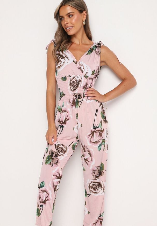 Born2be - Jasnoróżowy Taliowany Kombinezon w Kwiaty z Długimi Nogawkami Renivia. Okazja: na co dzień. Kolor: różowy. Długość: długie. Wzór: kwiaty. Styl: casual, street