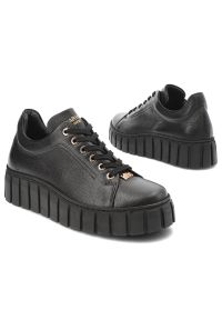 Czarne Sneakersy Karino Modne Skórzane Obuwie Damskie. Okazja: na co dzień, na spacer. Kolor: czarny. Materiał: skóra. Szerokość cholewki: normalna. Sport: turystyka piesza #4