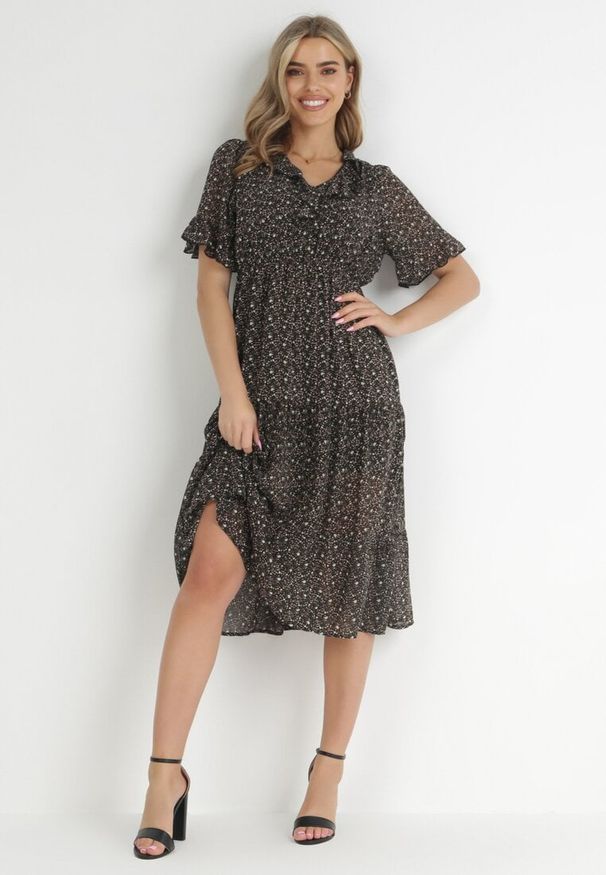 Born2be - Czarna Sukienka Koti. Typ kołnierza: kołnierz z falbankami. Kolor: czarny. Materiał: tkanina. Długość rękawa: krótki rękaw. Wzór: nadruk, aplikacja, kwiaty. Długość: midi