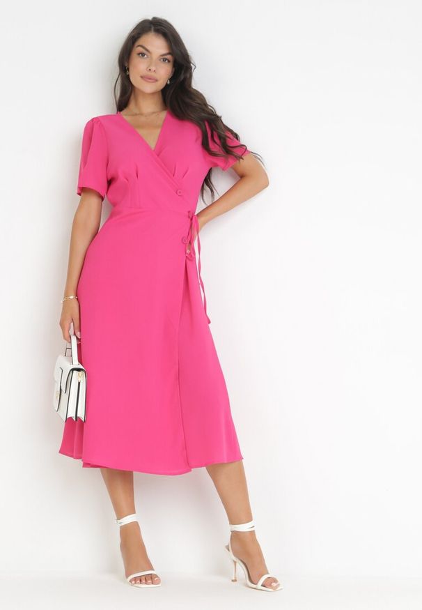 Born2be - Fuksjowa Kopertowa Sukienka Midi z Materiałowym Paskiem Rahellitte. Kolor: różowy. Materiał: materiał. Długość rękawa: krótki rękaw. Typ sukienki: kopertowe. Długość: midi