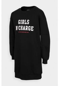 4f - 4F sukienka dziecięca kolor czarny mini prosta. Okazja: na co dzień. Typ kołnierza: kaptur. Kolor: czarny. Długość rękawa: długi rękaw. Wzór: nadruk. Typ sukienki: proste. Styl: casual. Długość: mini #4