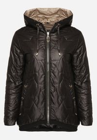 Born2be - Czarna Kurtka Pikowana o Pudełkowym Kroju z Kapturem Nusolea. Okazja: na co dzień. Typ kołnierza: kaptur. Kolekcja: plus size. Kolor: czarny. Materiał: jeans. Styl: casual, elegancki #2