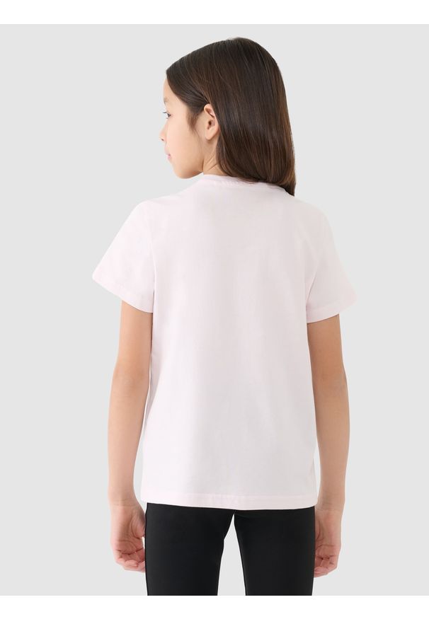 4f - 4F T-shirt regular z nadrukiem dziewczęcy - beżowy 164 (13-14 lat). Okazja: na co dzień. Kolor: beżowy. Materiał: bawełna, jersey, dzianina. Długość rękawa: krótki rękaw. Długość: krótkie. Wzór: nadruk. Sezon: lato. Styl: sportowy, klasyczny, casual