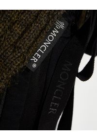 MONCLER - Sweter z ozdobną wstążką. Kolor: zielony. Materiał: prążkowany, wełna, zamsz, kaszmir. Długość rękawa: długi rękaw. Długość: długie. Wzór: ze splotem. Styl: elegancki, klasyczny #2