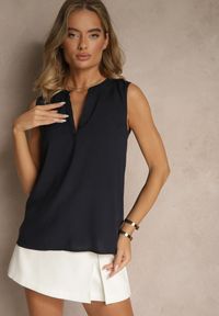 Renee - Granatowa Bluzka z Wiskozy z Wycięciem przy Dekolcie Tilenera. Okazja: na co dzień. Kolor: niebieski. Materiał: wiskoza. Styl: klasyczny, elegancki, casual #5