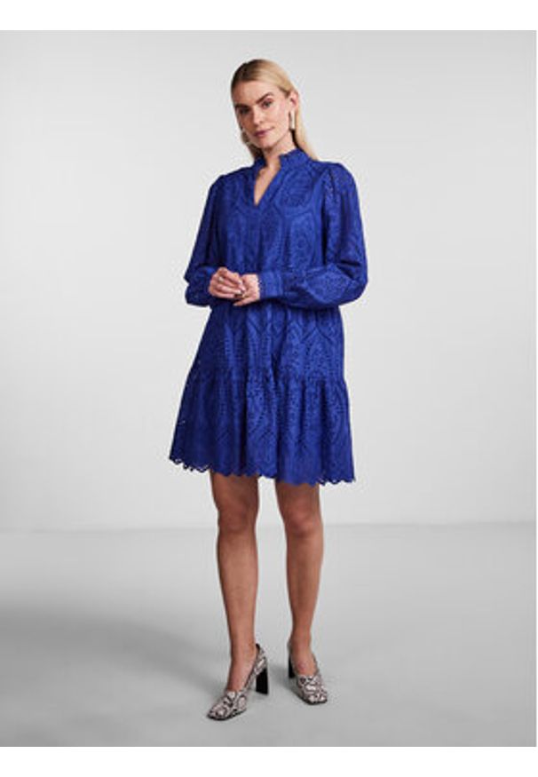 YAS Sukienka codzienna 26027162 Niebieski Regular Fit. Okazja: na co dzień. Kolor: niebieski. Materiał: bawełna. Typ sukienki: proste. Styl: casual