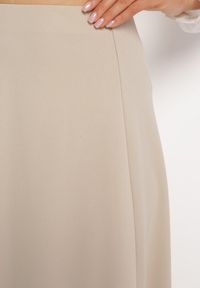 Born2be - Jasnobeżowa Klasyczna Spódnica Midi Rozkloszowana Verettia. Kolor: beżowy. Materiał: tkanina. Styl: klasyczny #4