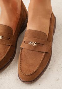 Born2be - Brązowe Mokasyny VICES z Wkładką ze Skóry Naturalnej i Metaliczną Aplikacją Nanora. Nosek buta: okrągły. Kolor: brązowy. Materiał: skóra. Wzór: aplikacja. Obcas: na obcasie. Styl: klasyczny. Wysokość obcasa: niski #3