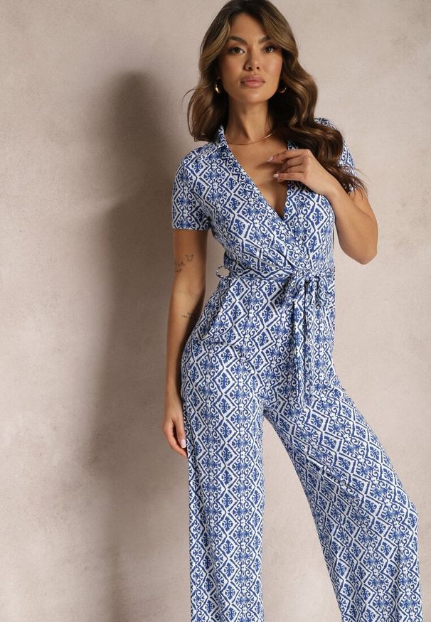 Renee - Granatowy Mozaikowy Kombinezon z Trójkątnym Dekoltem i Prostymi Nogawkami Nisseria. Kolor: niebieski. Styl: klasyczny