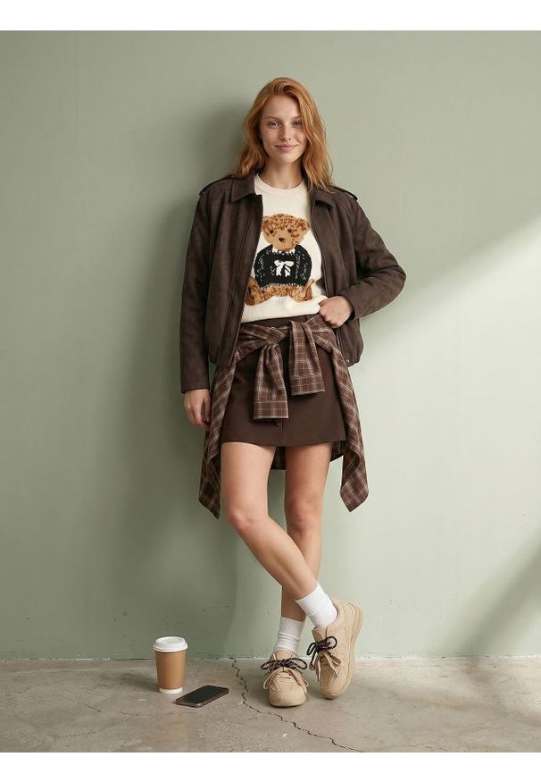 Sinsay - Dzianinowy sweter z motywem misia - kremowy. Kolor: kremowy. Materiał: dzianina