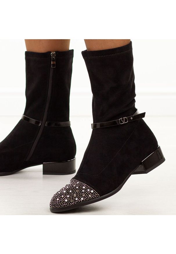 Czarne wysokie zamszowe botki damskie DiA 52-165. Okazja: na co dzień. Kolor: czarny. Szerokość cholewki: normalna. Wzór: aplikacja. Materiał: zamsz. Sezon: zima, jesień. Obcas: na obcasie. Styl: elegancki, casual. Wysokość obcasa: niski
