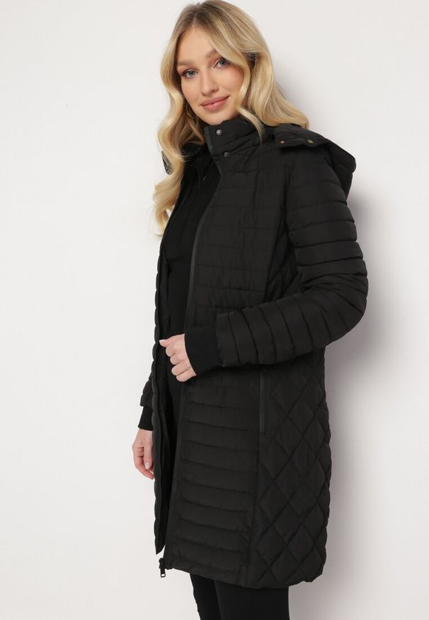 Born2be - Czarna Kurtka do Kolan Pikowana Zillo. Okazja: na co dzień. Kolor: czarny. Materiał: tkanina, jeans. Długość: do kolan. Styl: elegancki, casual