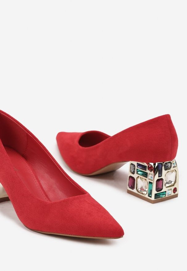 Renee - Czerwone Szpiczaste Czółenka na Kwadratowym Obcasie z Imitacją Diamentów Lerisetta. Nosek buta: szpiczasty. Kolor: czerwony. Obcas: na obcasie. Styl: glamour, elegancki. Wysokość obcasa: średni