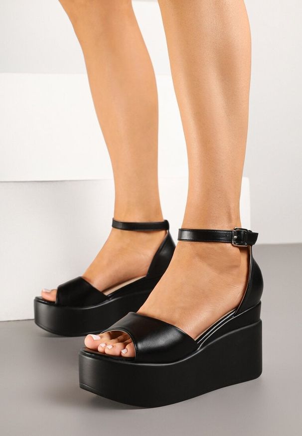 Renee - Czarne Sandały na Koturnie z Paskiem z Klamerką Palinorea. Okazja: na randkę. Zapięcie: pasek. Kolor: czarny. Wzór: aplikacja, kwiaty. Obcas: na koturnie. Styl: klasyczny. Wysokość obcasa: średni