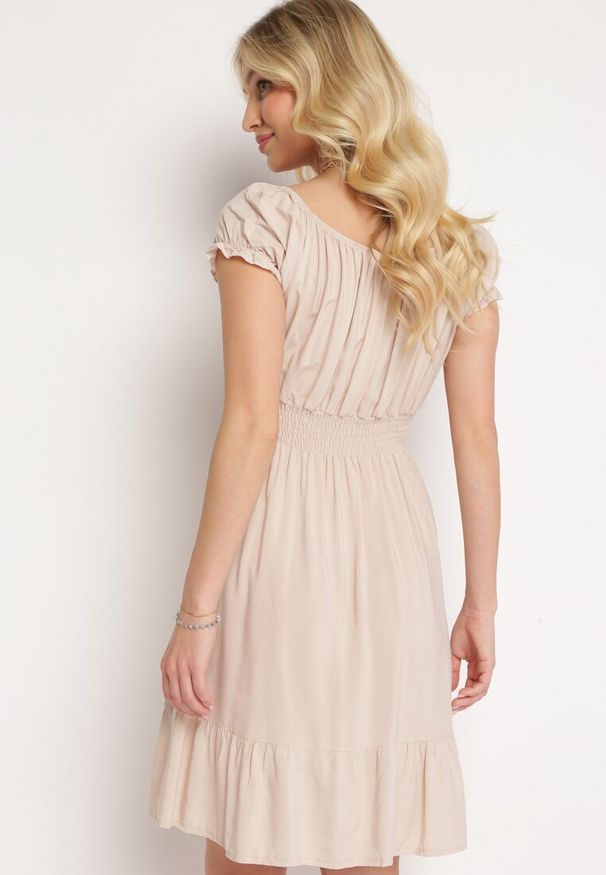 Born2be - Beżowa Wiskozowa Sukienka z Gumkami w Pasie Ściągana przy Dekolcie z Falbanką Tiimamla. Okazja: na co dzień. Kolor: beżowy. Materiał: wiskoza. Długość rękawa: krótki rękaw. Sezon: wiosna, lato. Typ sukienki: proste. Styl: casual